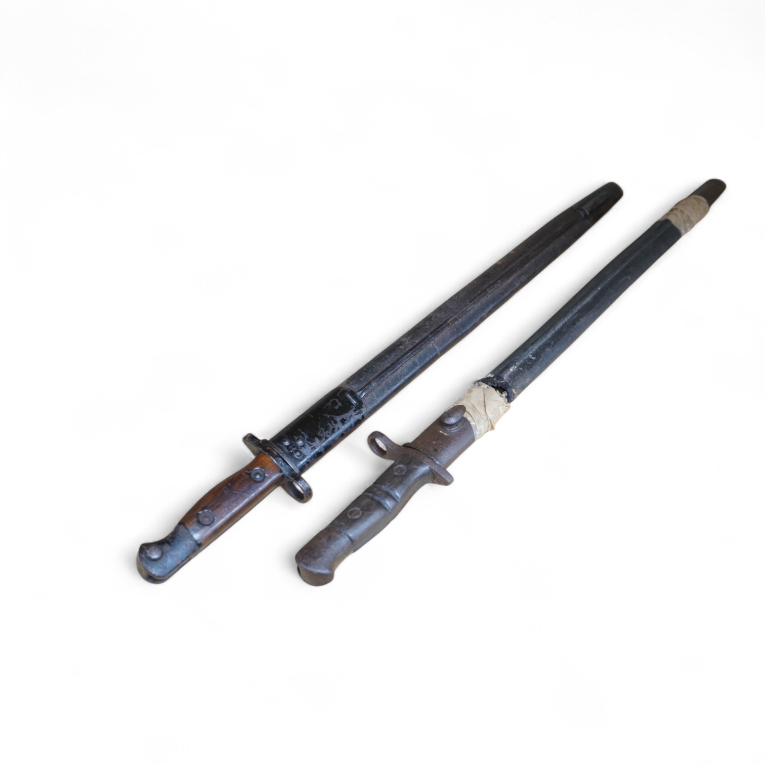 Two early 20th century British bayonets; a 1907 pattern bayonet, together with a 1913 pattern bayonet, both by Remington